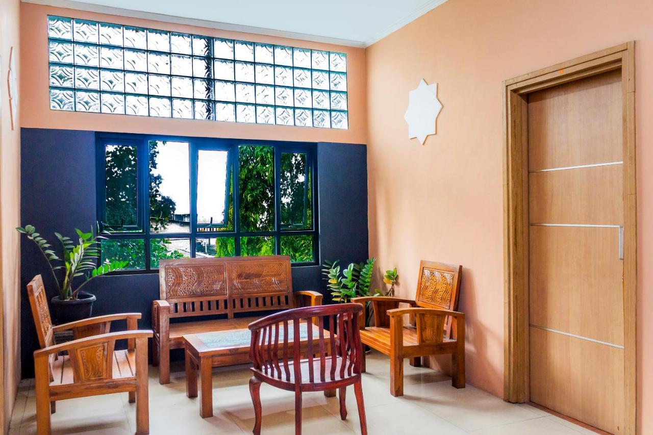 Oyo 789 Pelangi Guest House Tangerang Exterior photo